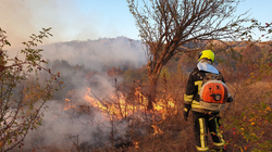 Zjarrfikësit kërkojnë dron nga Komuna e Kamenicës për intervenim ndaj zjarreve