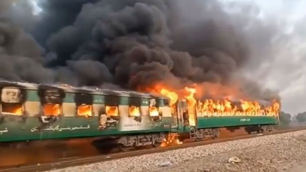 Treni në Pakistan përfshihet nga flakët, raportohet për të paktën 70 viktima