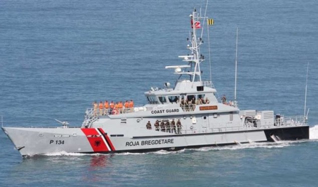 Një mjet lundrues përplaset brenda shpellës në Karaburun, shpëtohen 4 persona