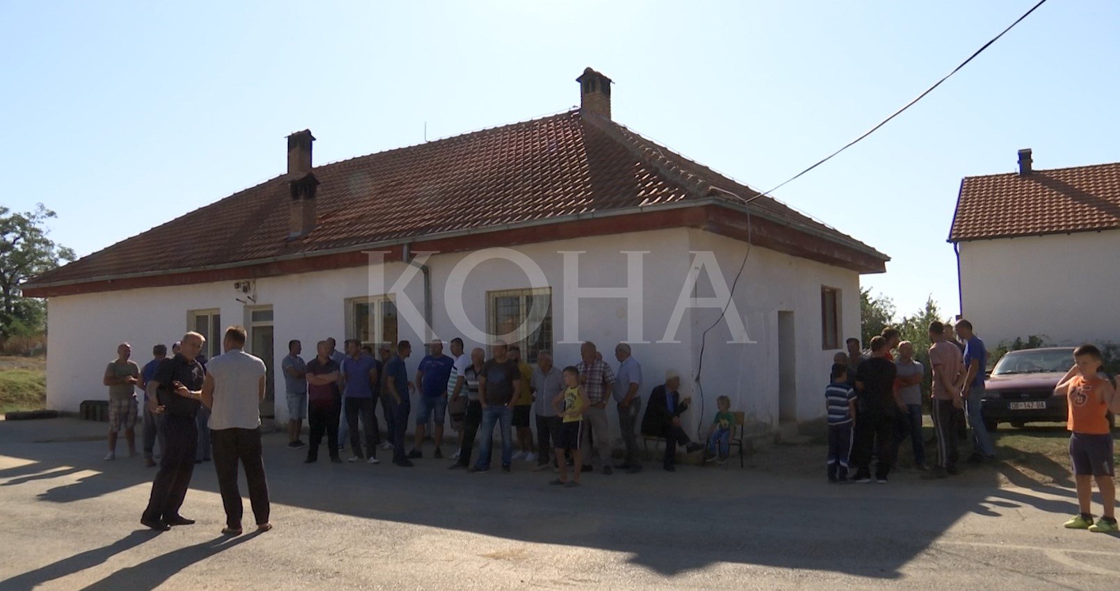 Prindërit në Kamenicë protestojnë qetësisht, nesër reagime të ashpra kundër mbylljes së shkollave