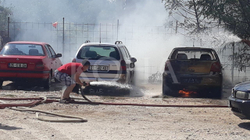 Dy vetura përfshihen nga flakët në Lipjan