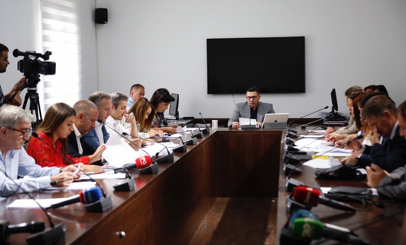 Kuvendi i Shqipërisë rrëzon 5 dekretet e Metës, lihen në fuqi kontratat koncesionare