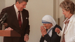 Foto e ditës e Ambasadës amerikane në Tiranë: Reagan dhe Nënë Tereza