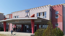 Në Ferizaj nxënësit vijojnë mësimet derisa rinovohet çatia e shkollës