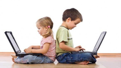 Sipas një studimi të ri, fëmijët kalojnë 61 orë në vit në internet