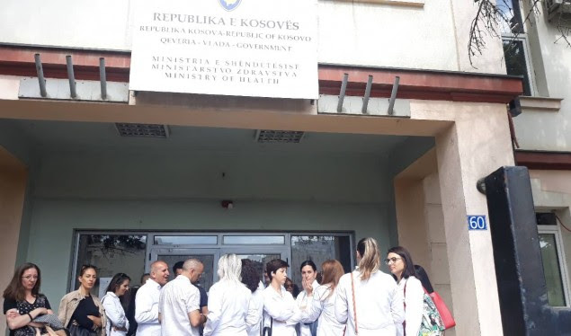 Protestojnë stomatologët e papunë