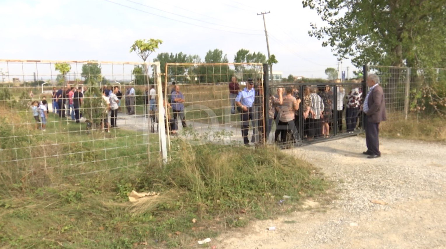 Banorët e Prelezit në protestë për parcelën në shkollën “Ismail Qemaili”
