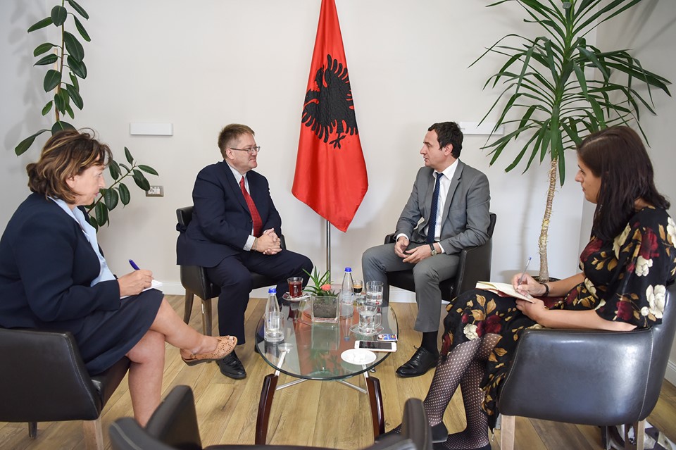 Kurti i thotë ambasadorit britanik se korrupsioni duhet luftuar me miqtë ndërkombëtar