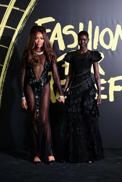 Campbell me fustan transparent në mbrëmjen Gala