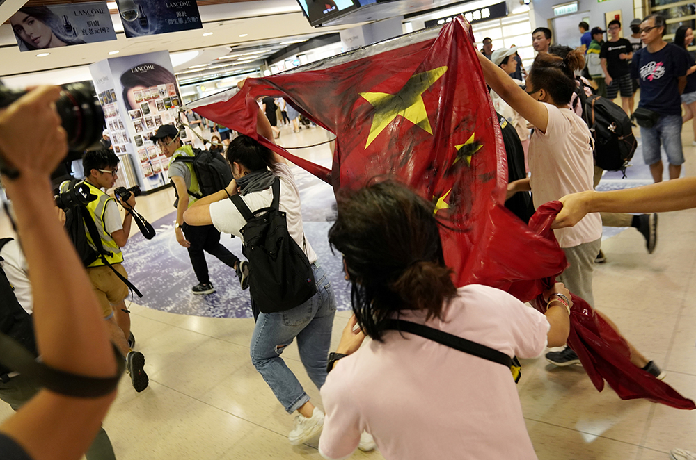 Protestuesit në Hong Kong djegin flamurin e Kinës