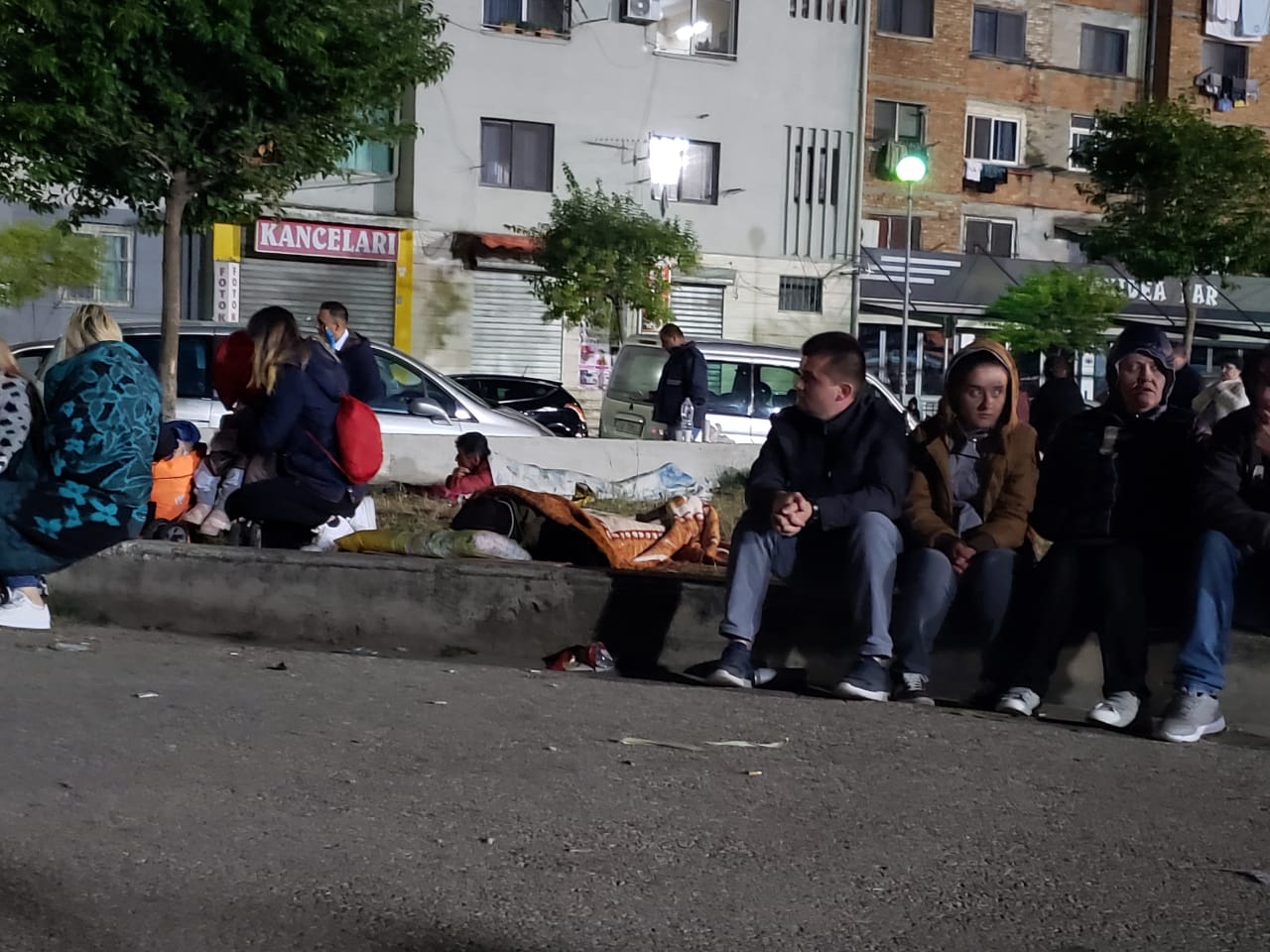Tërmete edhe gjatë natës - në Durrës njerëzit flenë jashtë