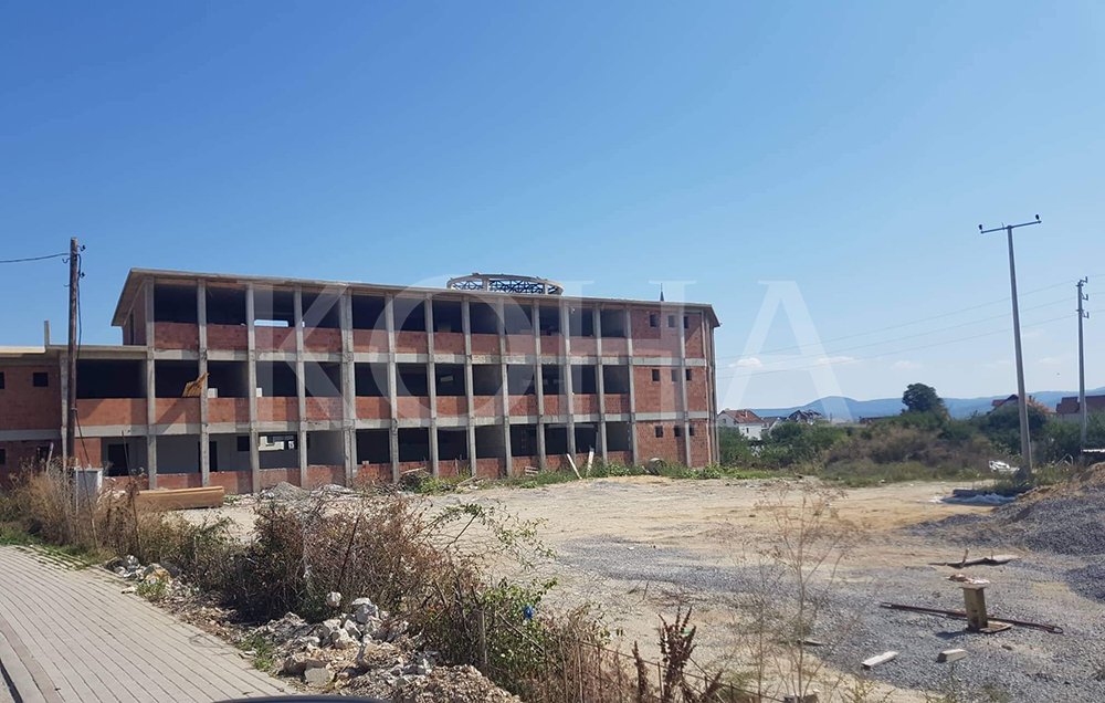 Mangësitë në projekt zvarrisin finalizimin e shkollës në Pozharan