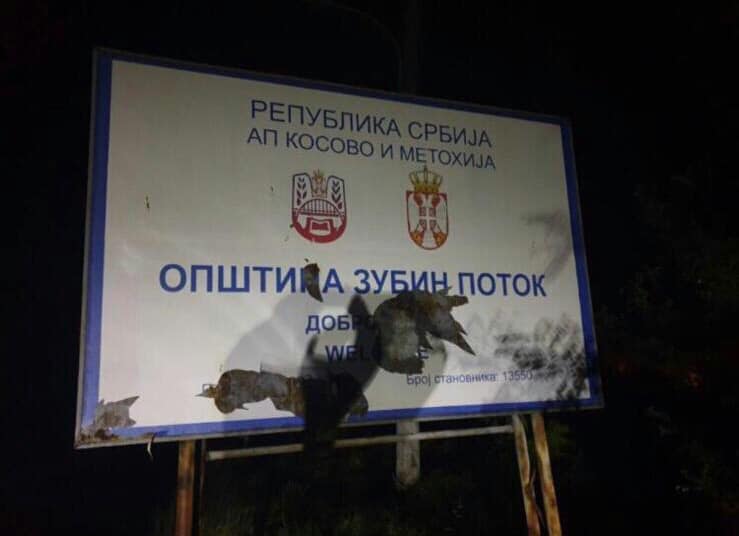 Është hequr tabela në Zubin Potok ku shkruhej “Republika e Serbisë” e “Krahina Autonome e Kosovës”