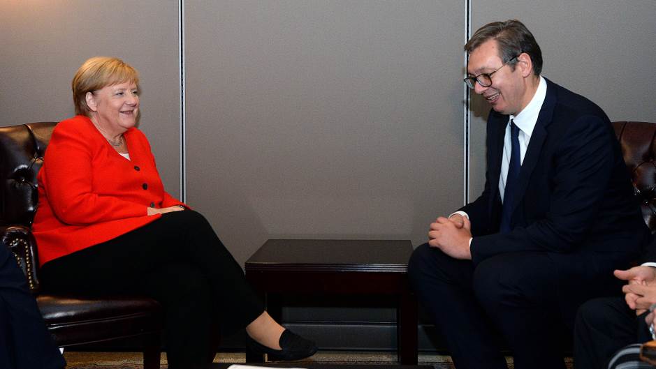 Vuçiqi thotë se Merkeli dëshiron që Kosova e Serbia “të bisedojnë derisa të gjejnë zgjidhje”