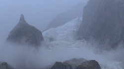 Një pjesë e akullnajës në Mont Blanc mund të çahet – evakuohen banorët