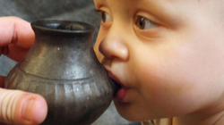 Fëmijët mbanin biberon që para 7.000 vjetëve