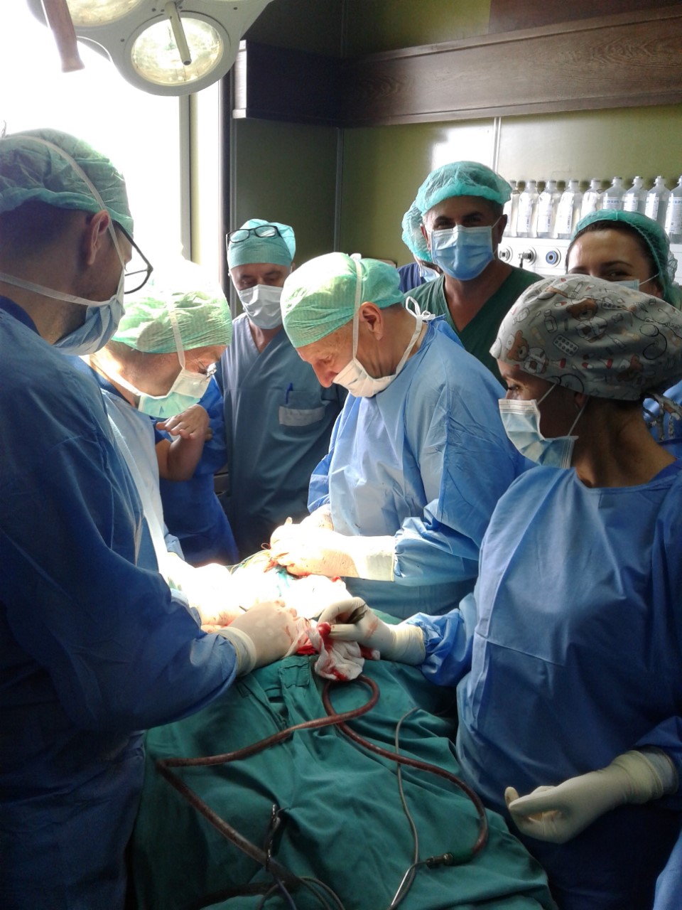 Një ekip i mjekëve nga Suedia kryejnë 9 operacione në kirurgji plastike në QKUK