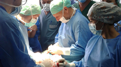 Një ekip i mjekëve nga Suedia kryejnë 9 operacione në kirurgji plastike në QKUK
