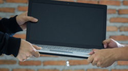 Ia mori laptopin duke u paraqitur si fqinj, dërgohet në mbajtje i dyshuari