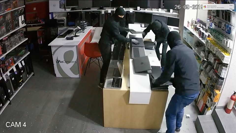 Pamje nga momenti kur katër të dyshuar vjedhin laptop në një dyqan në Gjilan