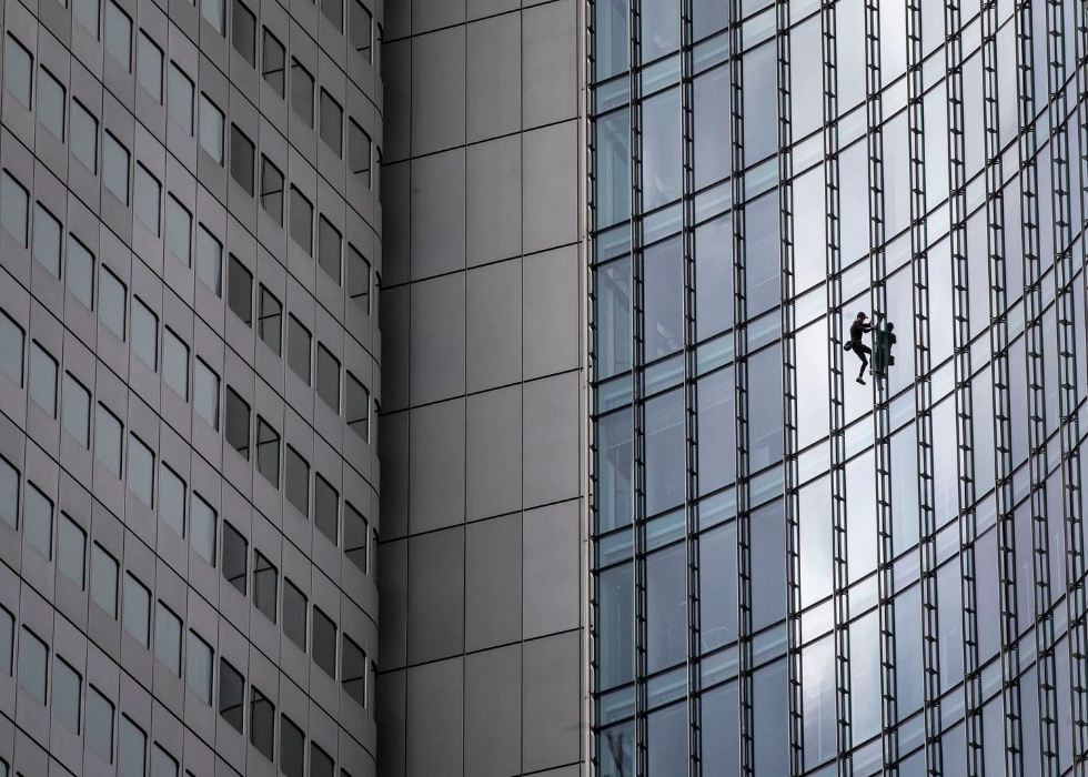 Alpinisti ngjitet për 20 minuta në majën e bankës qendrore në Frankfurt, arrestohet