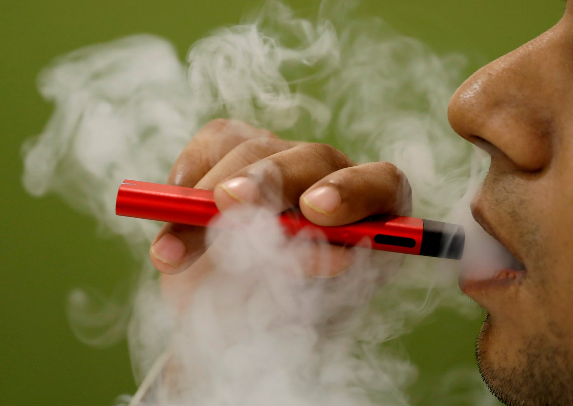 Sëmundja e mushkërive nga cigaret elektrike ka goditur Britaninë