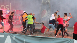 Përleshen tifozët e Tiranës dhe Partizanit, disa të lënduar