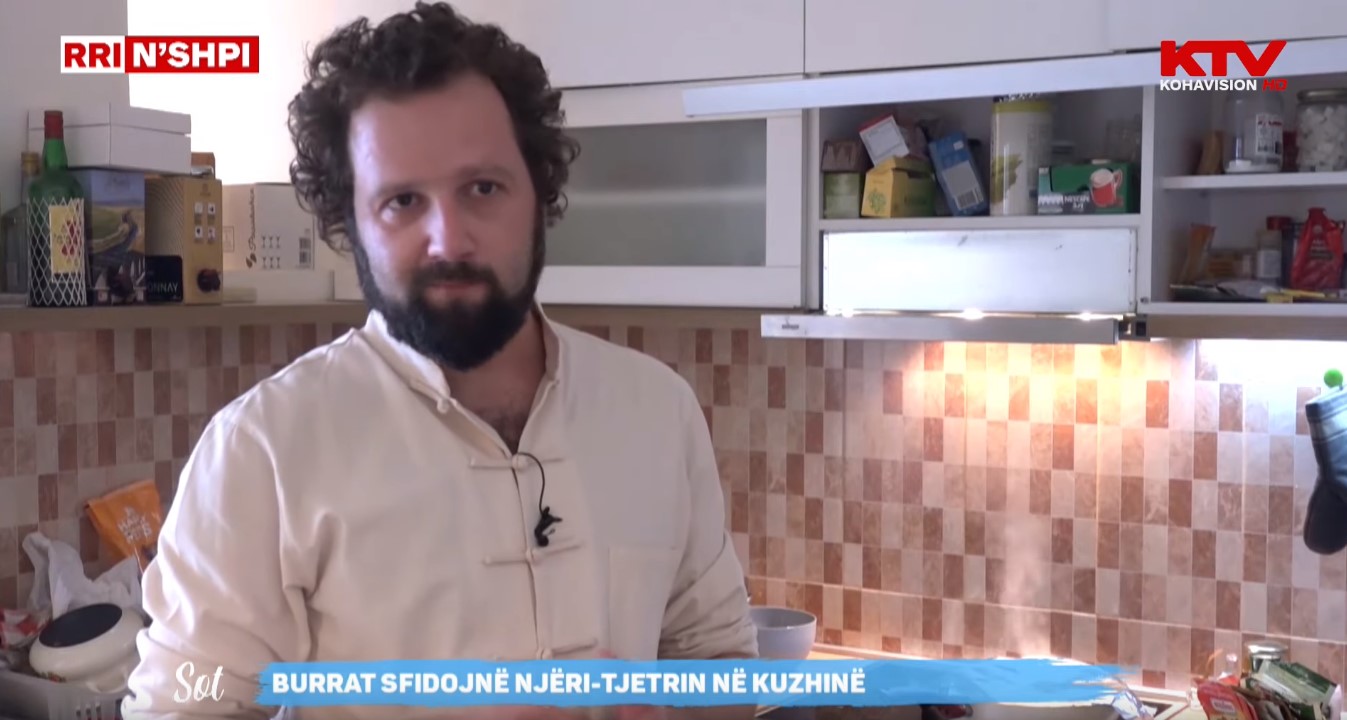 Burrat me profesione të ndryshme sfidojnë njëri-tjetrin në kuzhinë