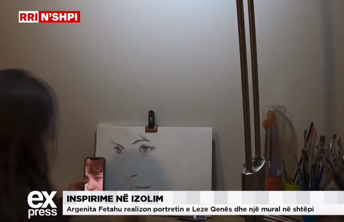 Argenita Fetahu realizon portretin e Leze Qenës dhe një mural në shtëpi