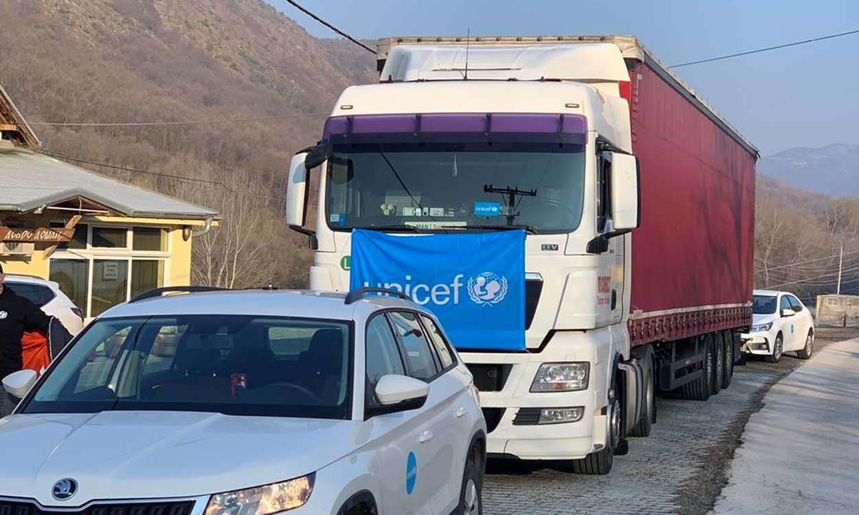 UNICEF-i ndihmon punëtorët shëndetësorë në Kosovë me mijëra pajisje mbrojtëse