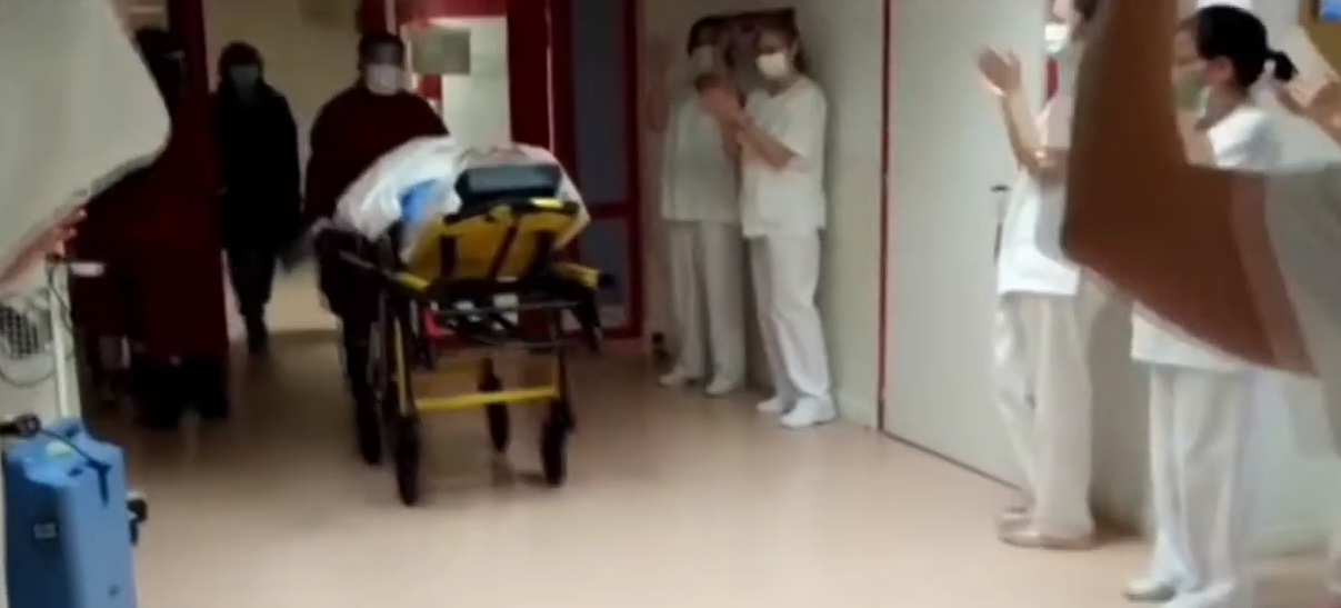 Spanjollja 101-vjeçare mposht koronavirusin, del nga spitali me duartrokitje