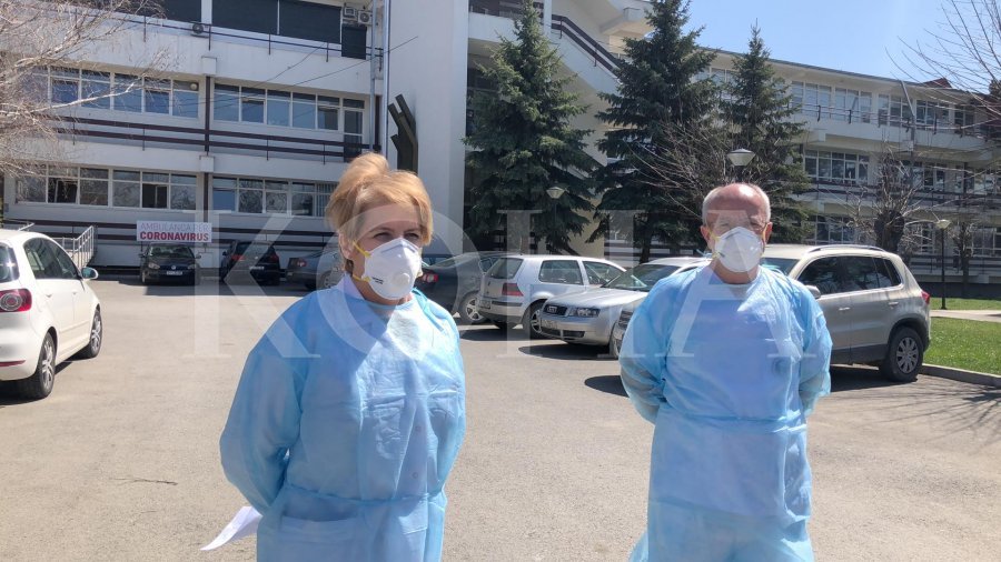 Drejtoresha e Klinikës Infektive në QKUK, Lindita Ajazaj-Berisha dhe infektologu Sali Ahmeti