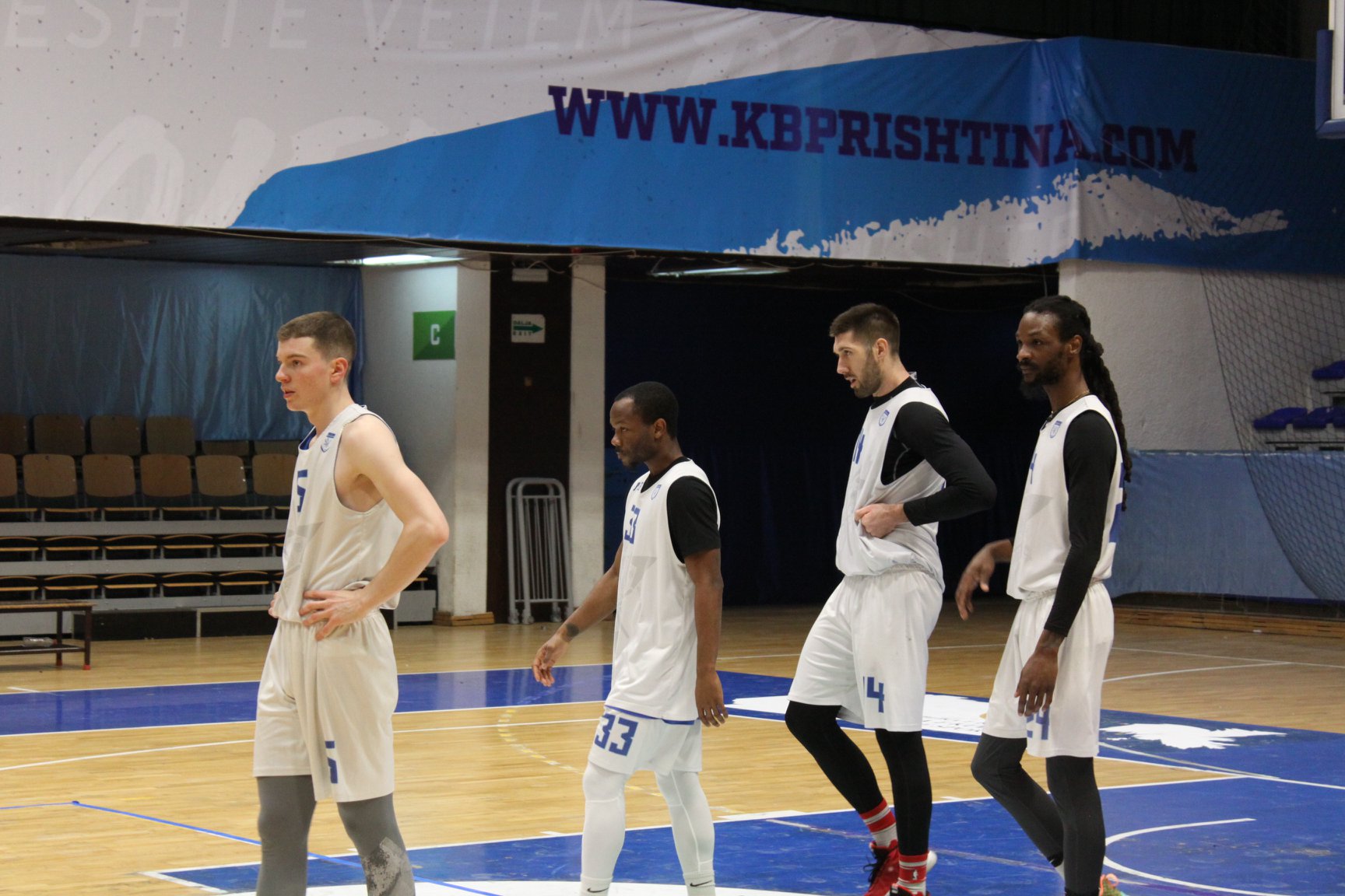 Klubet e basketbollit në Kosovë në telashe me shkëputje të kontratave, FIBA s’ka zgjidhje konkrete