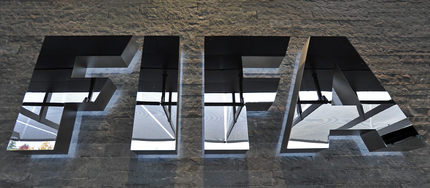 FIFA rekomandon zgjatjen e kontratave, do të lejojë lëvizjen e afateve kalimtare