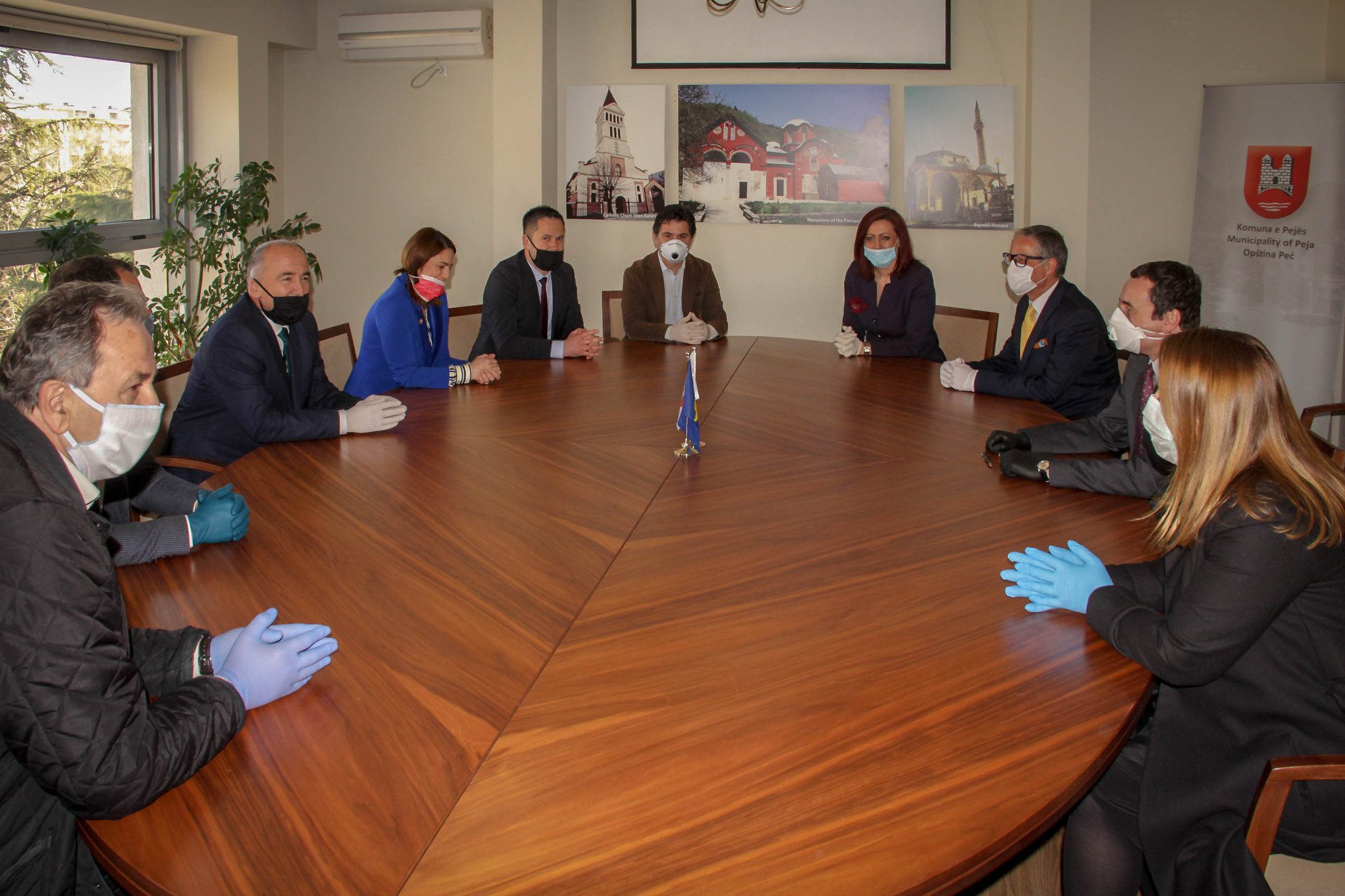 Kurti në Gjakovë, pritet nga kryetari i Komunës, Ardian Gjini