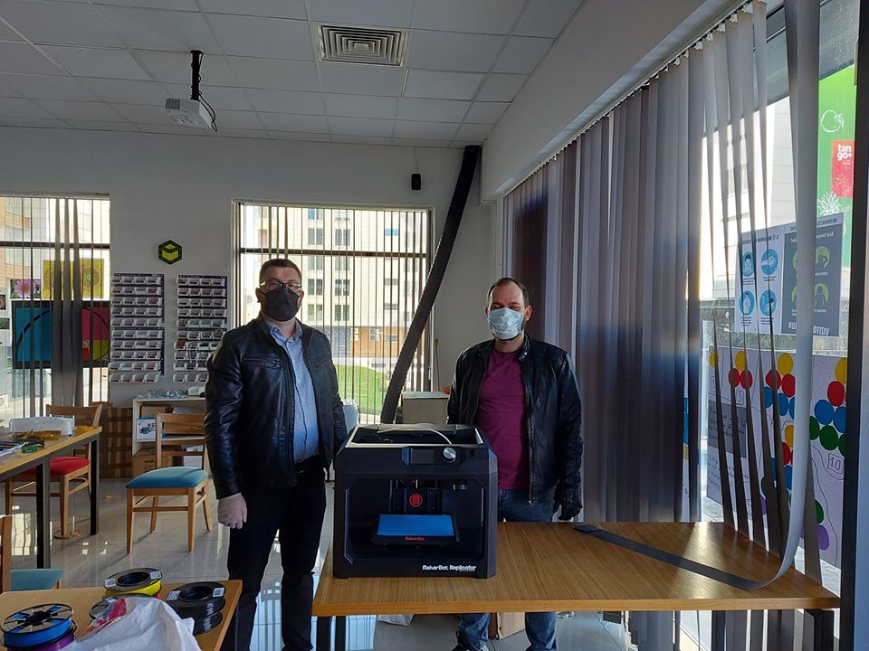 Këndet amerikane në Kosovë i bashkohen luftës kundër COVID-19, prodhojnë maska mbrojtëse me printerë 3D