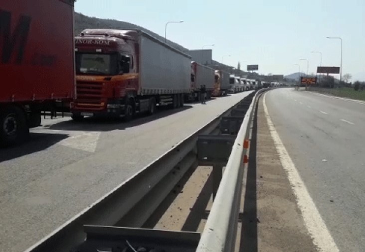 Radhë të gjata kamionësh në pikën kufitare të Morinës, situatë që nga nisja e pandemisë