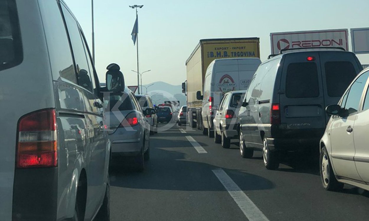 Kolona të gjata të veturave në lagjen Arbëri të kryeqytetit