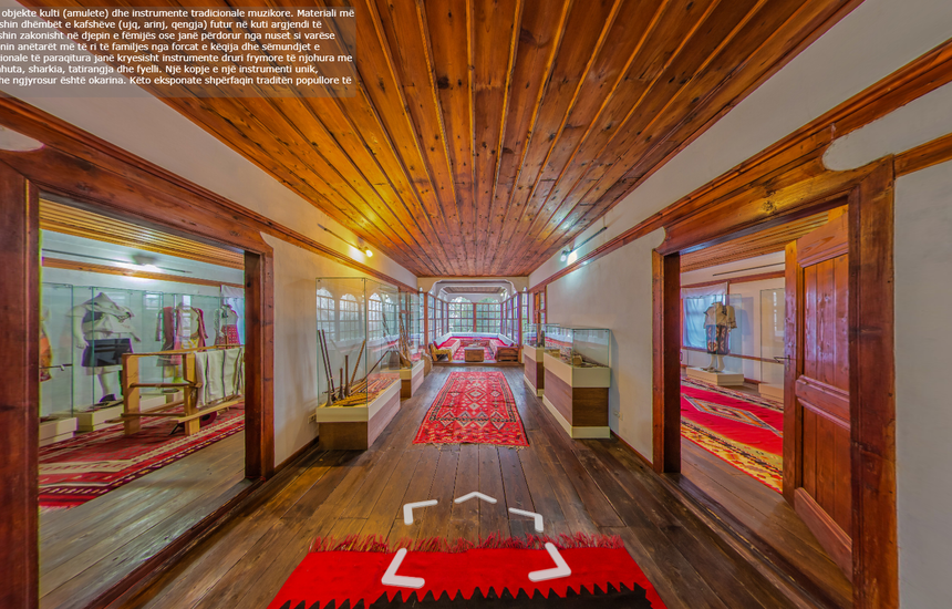 Shëtitja virtuale në Muzeun Etnologjik ka disa mundësi: brenda odës së burrave, dhomës së lindjes e pjesëve të tjera mund të klikohet mbi eksponate, ku paraqiten informata të detajuara për ambientet e shtëpive qytetare nga shekulli XV deri në shekullin XX