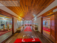 Shëtitja virtuale në Muzeun Etnologjik ka disa mundësi: brenda odës së burrave, dhomës së lindjes e pjesëve të tjera mund të klikohet mbi eksponate, ku paraqiten informata të detajuara për ambientet e shtëpive qytetare nga shekulli XV deri në shekullin XX