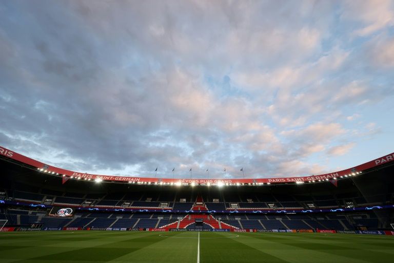 Një muaj që nga ndalimi, futbolli po detyrohet të luajë lojën e pritjes