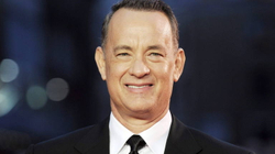 Tom Hanks e prezantoi edicionin e ri të emisionit “SNL” nga shtëpia