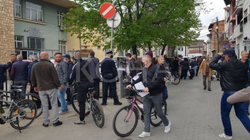 Radhë të gjata në Prizren, qytetarët regjistrohen si të papunë për të përfituar nga pakoja emergjente