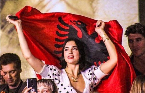 Dua Lipa mendon se fati i mirë ka luajtur rol kyç në suksesin e karrierës së saj
