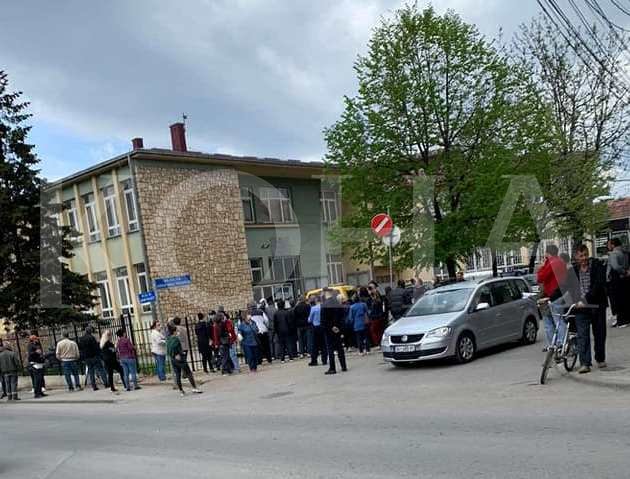 Tollovia para Zyrës së Punësimit në Prizren sfidon masat për mbrojtjen e shëndetit publik