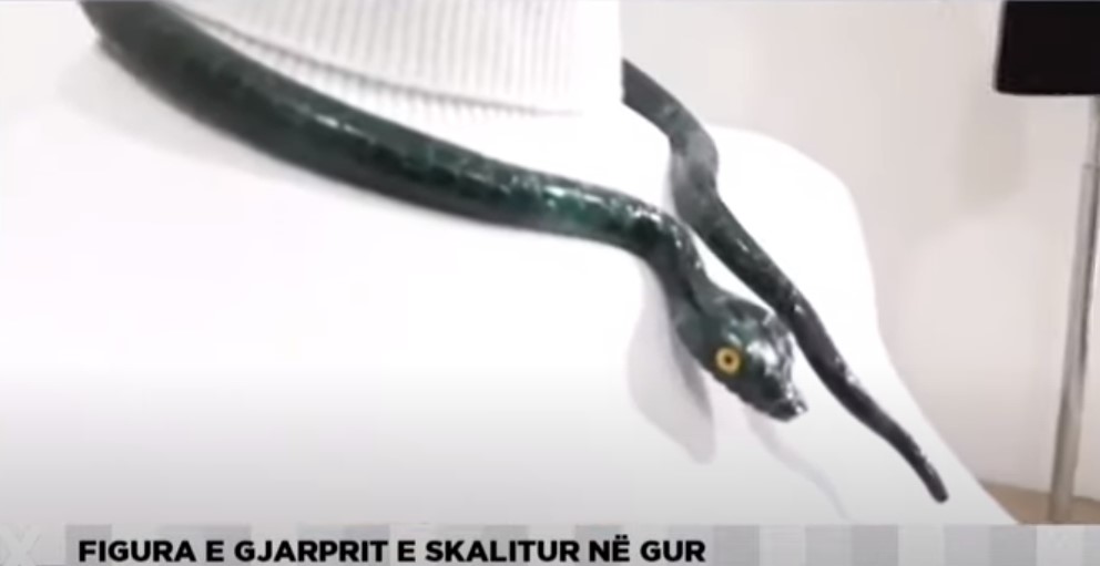 Figura e gjarprit e skalitur në gur