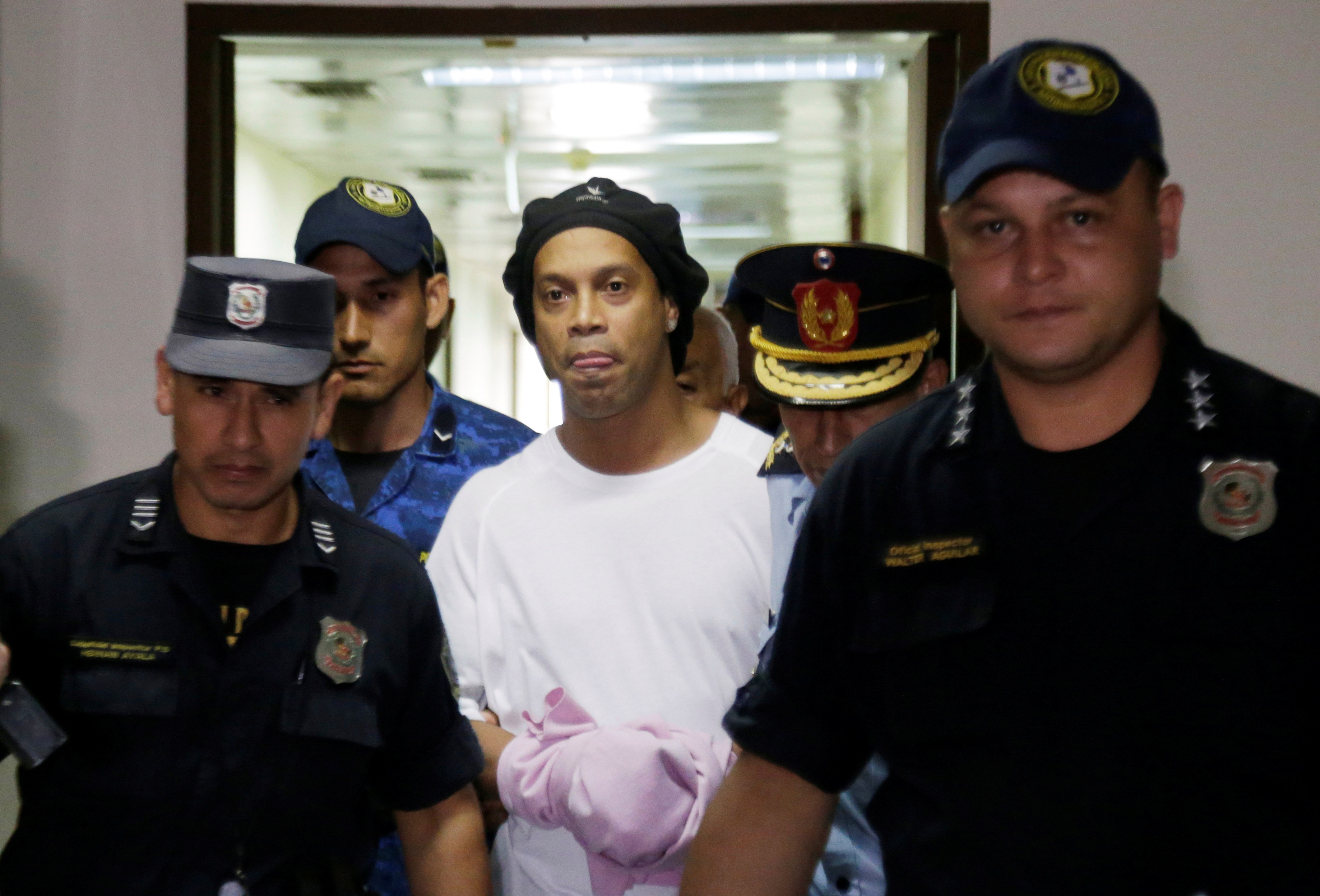 Ronaldinhos i është ofruar hapësirë e madhe dhe një top për të ushtruar gjatë “burgut shtëpiak”