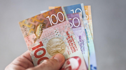 Zyrtarët e lartë në Zelandën e Re ulin pagat për 6 muaj për të zbutur pasojat e Covid-19