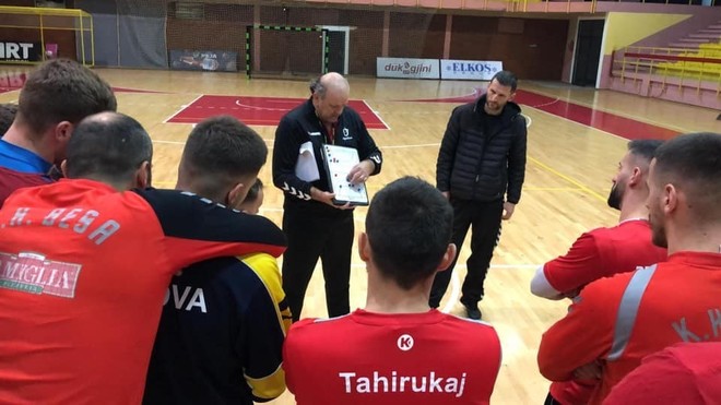 Trajneri spanjoll i bllokuar në Kosovë, në shtetin që nuk e njeh vendi i tij