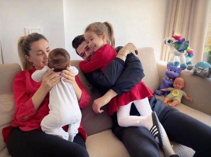 Alban Skenderaj në foto familjare: Dhurata më e çmuar e që më lumturon çdo ditë